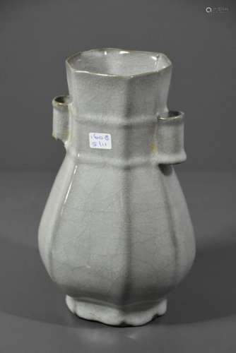 Vase chinois (un éclat à une oreille) Ht 21cm
