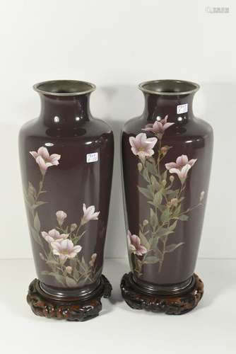 Paire de vases cloisonnés , décor de fleurs, cica ...