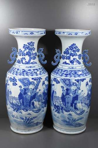 Paire de vases en porcelaine de Chine (Ht.62cm)