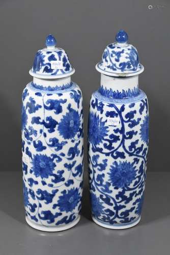 Deux vases en porcelaine de Chine 19ème (éclats à ...