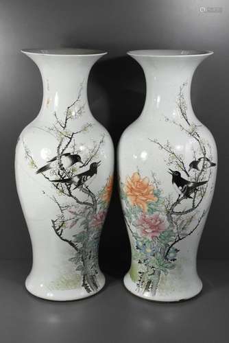 Paire de vases chinois 19ème (un vase cassé) Ht 57...