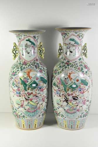 2 vases en porcelaine de Chine (Ht.56,5 et 58cm)