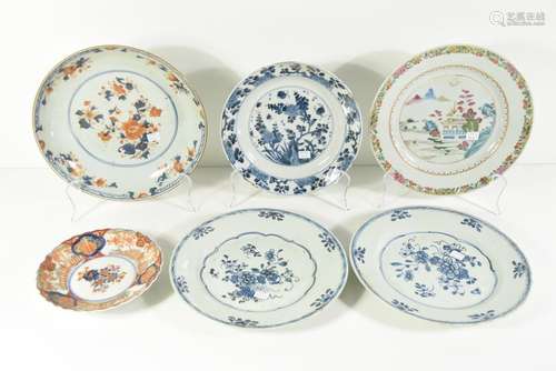 Lot de cinq assiettes en porcelaine de Chine + une...