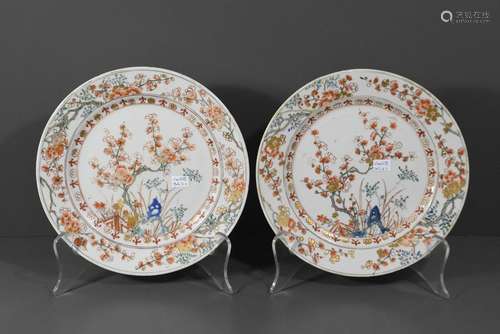 Paire d'assiettes en porcelaine de Chine (1 cheveu...