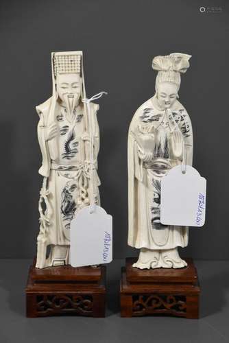 Deux personnages asiatiques sculptés (Ht totale 21...