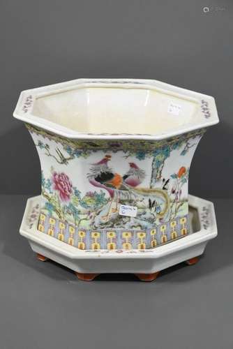 Petit cache pot et soucoupe en porcelaine de Chine...