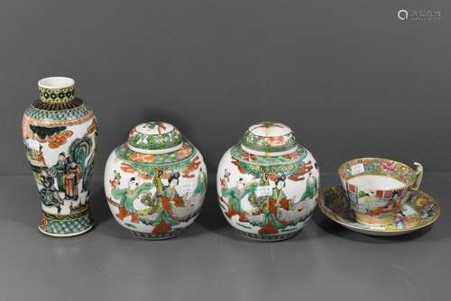 Lot de trois vases en porcelaine de Chine et une t...