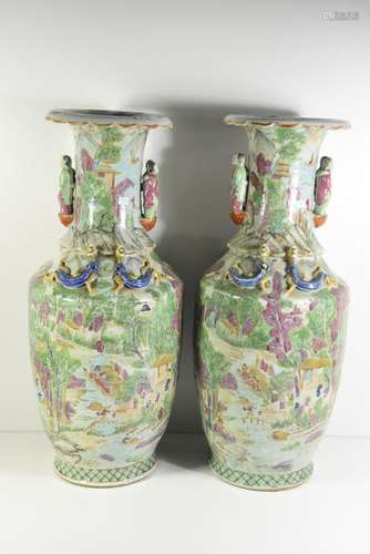 Paire de vases en porcelaine de Chine 19ème (éclat...