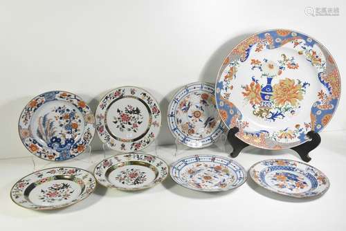 Lot composé d'un plat et sept assiettes en porcela...