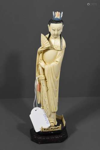 Dame de cour en ivoire sculpté (Ht totale 37cm)