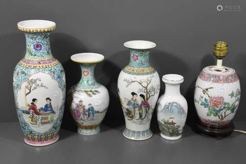 Lot de cinq vases en porcelaine de Chine XXème (Ht...