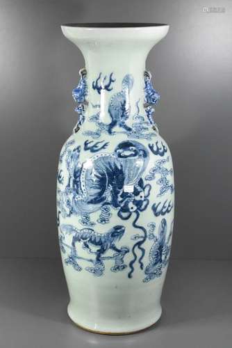 Vase blanc en porcelaine de Chine (Ht.59cm)