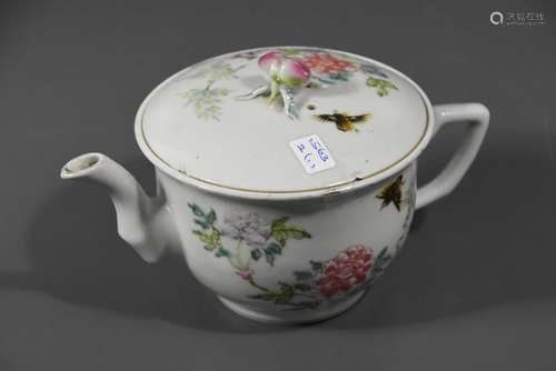 Théière en porcelaine de Chine (Ht.10cm, diam.12cm...