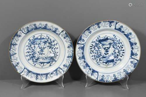 Paire de plats en porcelaine de Chine (Ø27cm) un c...