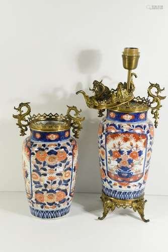 Paire de vases Imari monture en laiton (Ht 34cm)