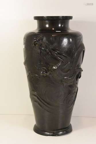 Vase en bronze, décor de dragon 19ème (Ht.47cm, ma...