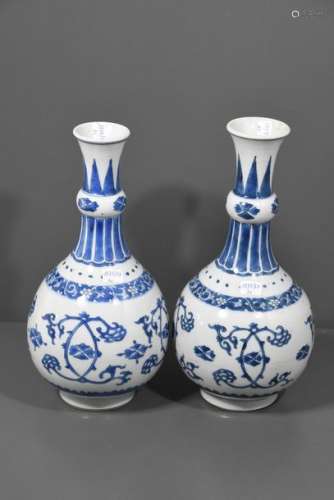 Paire de vases en porcelaine de Chine bleu/blanc 1...