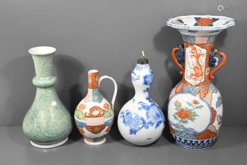 Quatre vases en porcelaine de Japon (Ht de 25cm à ...