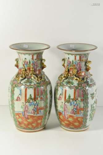 Paire de vases chinois (Ht.34cm, petits éclats)
