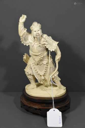 Soldat asiatique en ivoire sculpté (Ht totale 25cm...