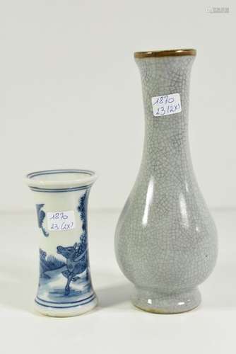 Deux vases en porcelaine de Chine (Ht 9cm et ht 16...