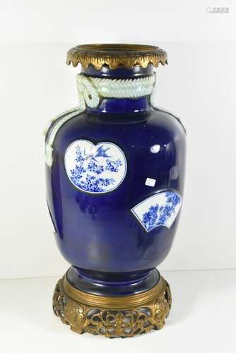 Vase en porcelaine du Japon monté en lampe (Ht.50c...