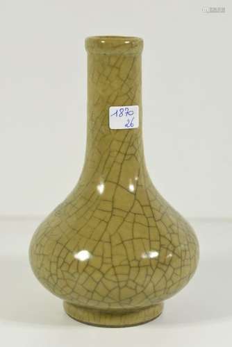 Vase en porcelaine de Chine (Ht 15.5cm)