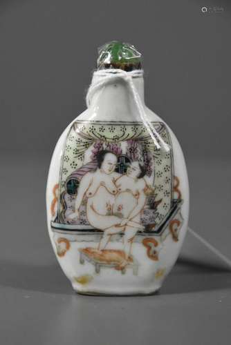 Snuff bottle en porcelaine de Chine (érotique) ave...