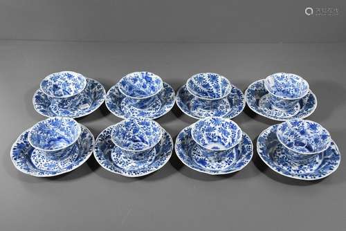 Série de 8 pochons et 8 soucoupes en porcelaine de...