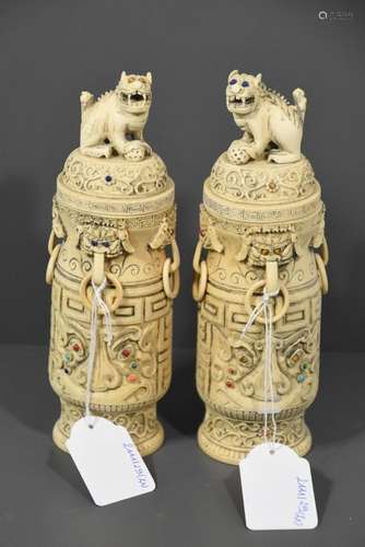 Paire de vases asiatiques en ivoire sculpté (Ht 21...