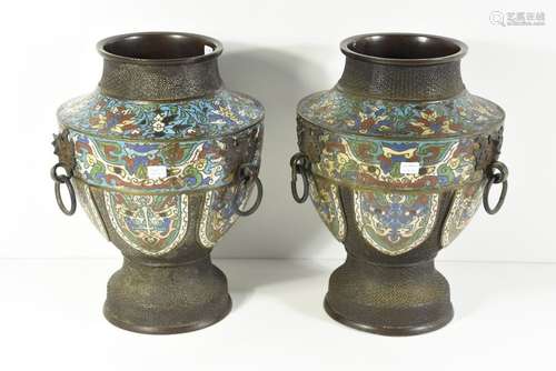 Paire de vases cloisonnés (Ht.31cm)