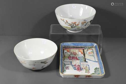 Deux bols et un plat en porcelaine de Chine (accid...