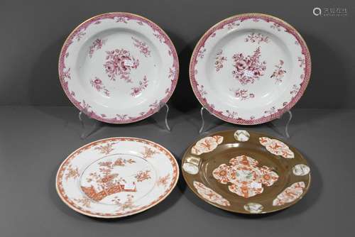 Quatre assiettes en porcelaine de Chine 18ème(fêlu...