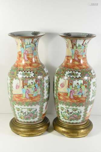 Deux vases Canton sur socle doré (Ht 45cm)