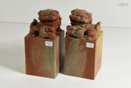 Paire de cachets chinois en pierre (Ht 16cm)