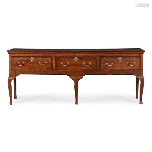 GEORGIAN OAK AND MAHOGANY DRESSER 18TH CENTURY the top with a moulded edge above three short drawers