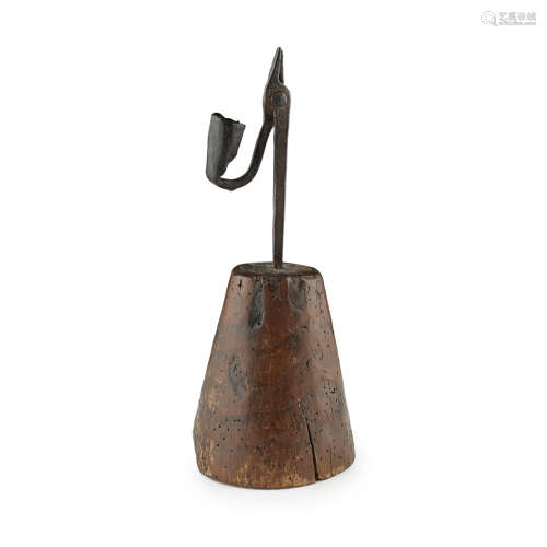 IRON RUSH LIGHT HOLDER 18TH CENTURY of hinged form, raised on a thick conical wood base 31cm high