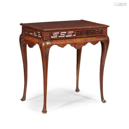 CHINESE EXPORT SIDE TABLE 18TH CENTURY the top with a three-quarter moulded edge above a pierced key