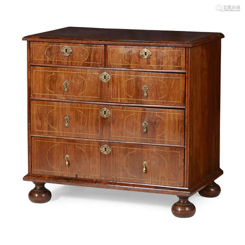 QUEEN ANNE WALNUT CHEST OF DRAWERS EARLY 18TH CENTURY the crossbanded top with a moulded edge