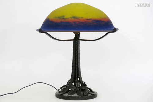 MÜLLER FRÊRES LUNEVILLE vrij grote Art Deco-lamp met voet in smeedijzer en met [...]