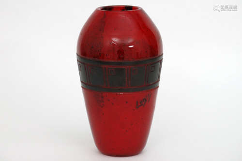 LEGRAS zeldzaam rode (!) Art Deco-vaas in glas met een geëtste band met geometrische [...]