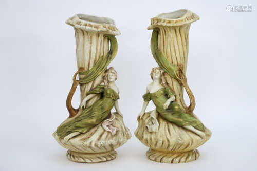 Mooi paar Art Nouveau-vazen telkens versierd met een vrouw en met [...]