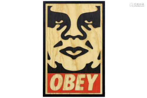 OBEY ( ° 1970) werk met reliëf in deels gekld hout : 