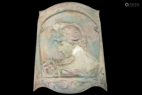 BERRY Art Nouveau-plaket in gepolychromeerde gips (achteraan gemerkt) met een [...]