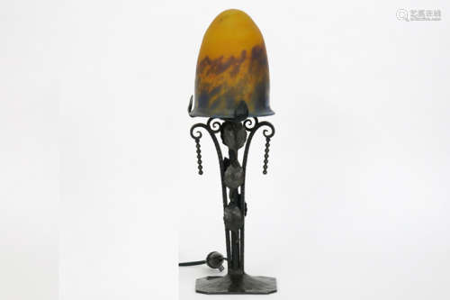 MÜLLER FRÊRES LUNEVILLE mooie Art Deco-lamp met aparte voet in smeedijzer en met [...]