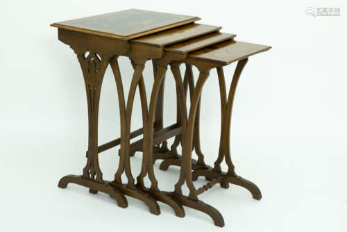 ECOLE DE NANCY - ca 1900 fraaie Art Nouveau-gygogneset met vier tafeltjes met [...]