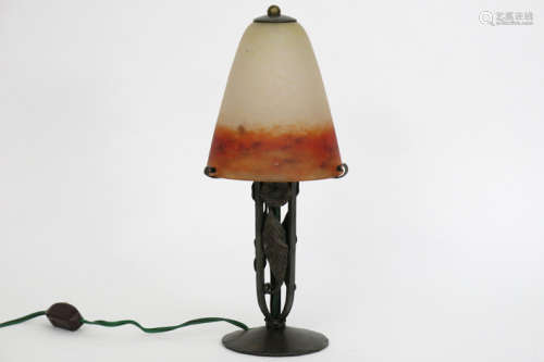 SCHNEIDER mooie Art Deco-lamp met montuur in smeedijzer en met kap in gemarmerde [...]