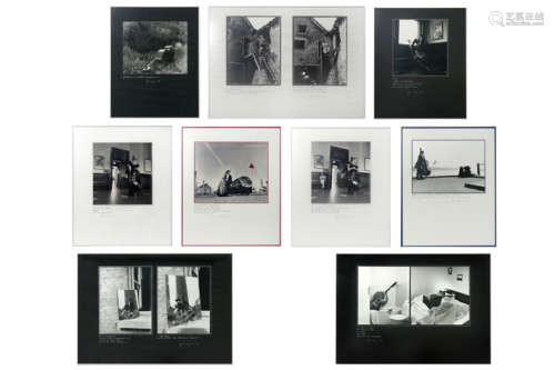 Onleesbaar getekende reeks van negen ingekaderde zwart/wit foto's telkens met een [...]