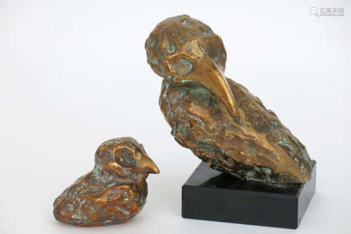 Onleesbaar getekende grote en kleinere sculptuur in brons : 