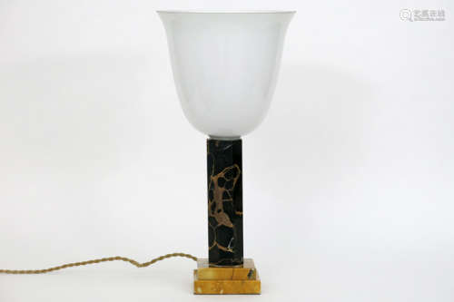 Mooie allicht Belgische Art Deco-lamp met voet in portor-marmer (twee klen) en met [...]